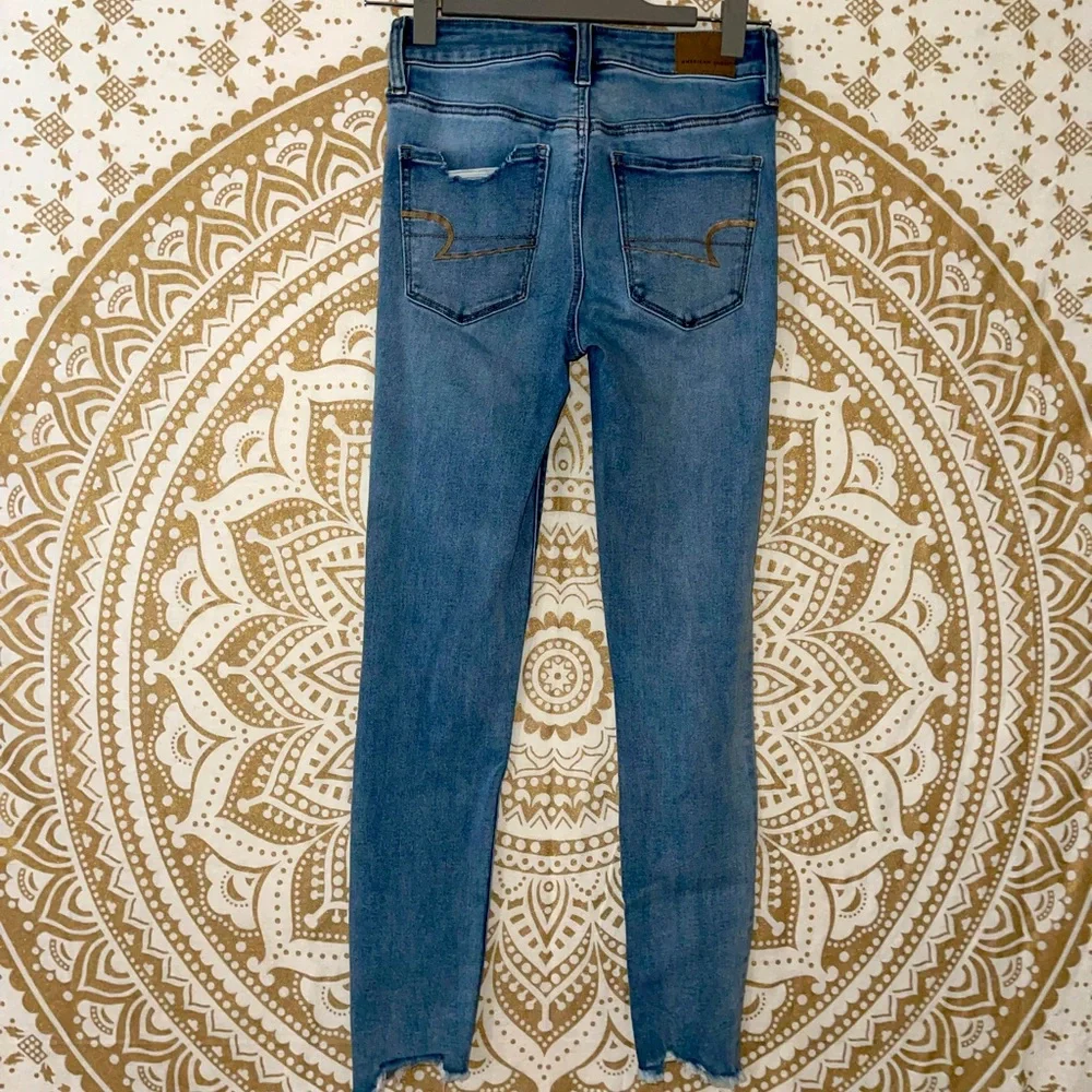 ✨HP✨ “AMERICAN EAGLE” NEXT LEVEL HI-RISE BLUE RIPPED JEGGING, LADIES SZ 2 SHORT - Picture 2 of 9